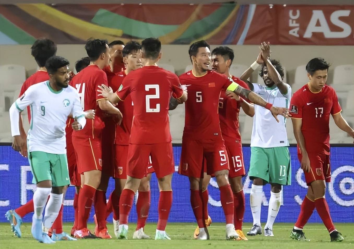 东亚杯-黄政宇首球国足两中门框1-0中国香港获季军的简单介绍