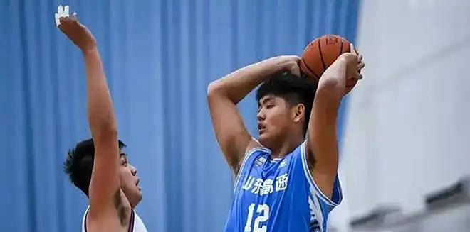 必威体育娱乐-青岛男篮年轻后卫崭露头角，助队取胜